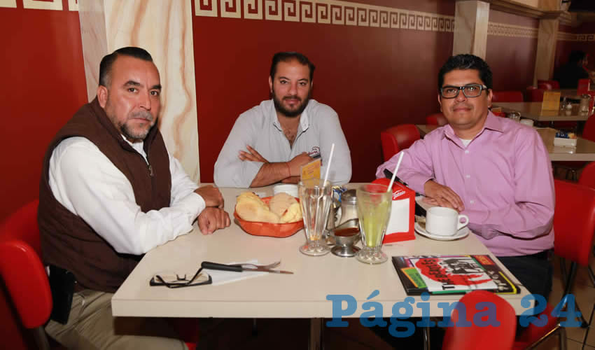 En el restaurante Mitla almorzaron Everardo Mart&iacute;nez Mar&iacute;n, expresidente de la C&aacute;mara Nacional de la Industria de Restaurantes y Alimentos Condimentados (Canirac); Santiago Mu&ntilde;oz Romo, presidente de Canirac; y Eric Azocar, productor de televisi&oacute;n