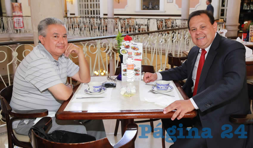 En Sanborns Francia desayunaron Jos&eacute; Luis Olvera, agente de viajes Meshico, y Gerardo S&aacute;nchez Herrera, ejecutivo de ventas de Banca Mifel