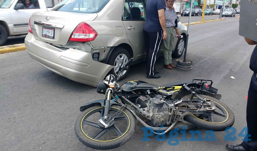 La jaca de acero Italika de Saúl Reyes Pérez quedó junto al automóvil Nissan Tiida