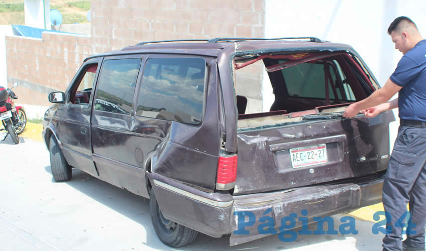 La camioneta Voyager Plymouth termin&oacute; da&ntilde;ada en su parte posterior