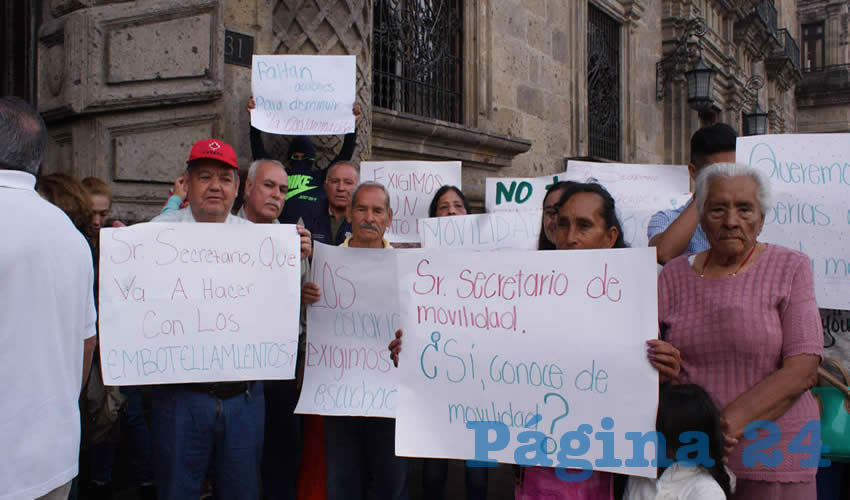 Hartos del pésimo servicio de transporte público que se “brinda” en sus colonias, cientos de vecinos de Tonalá demandaron mejoras inmediatas, puesto que además de los robos a los pasajeros, las personas en silla de ruedas tienen que esperar una eternidad para abordar un camión especial/Fotos: Francisco Tapia 