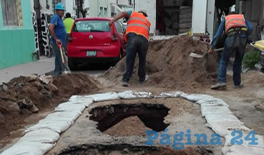 Una fuga de agua en el sistema generó que aparecieran hoyos que se extendieron hasta 75 centímetros de diámetro; después, en cuestión de minutos, se abrió la tierra y aparecieron dos grandes agujeros que se conectaban por la parte baja/Foto: Rafael Hernández Guízar