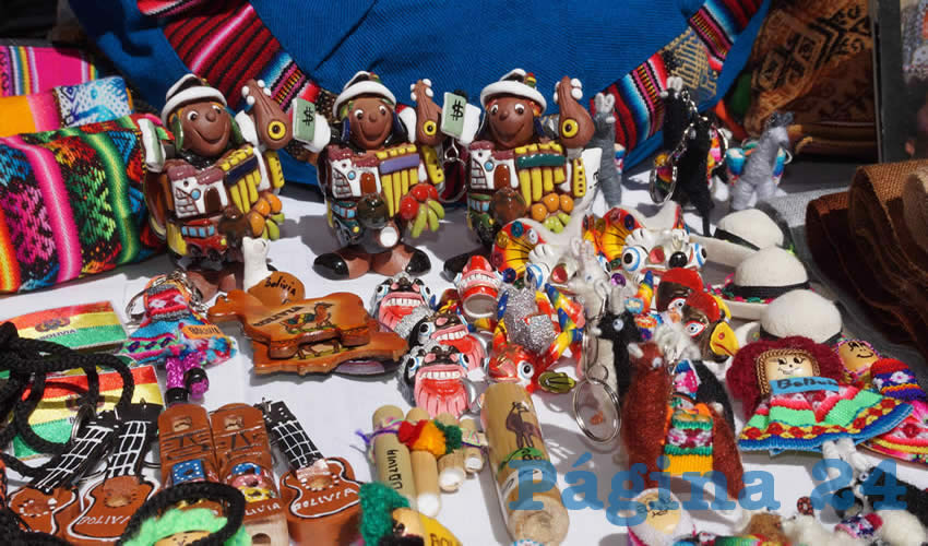 Artesanos extranjeros por terminar de vender sus artículos (Foto Merari Martínez Castro)