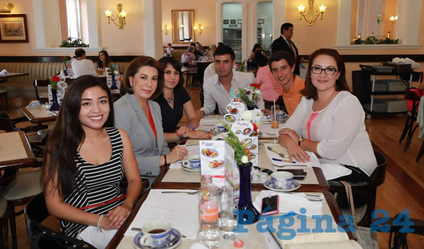 En Sanborns Francia platicaron Daniela del Carmen, Lorena Mart&iacute;nez Rodr&iacute;guez, candidata a la Gubernatura de Aguascalientes; M&oacute;nica Izquierdo Santill&aacute;n, Mauricio Ram&iacute;rez Escobar, Erik Guti&eacute;rrez Hern&aacute;ndez y Ver&oacute;nica Gonz&aacute;lez de Alba