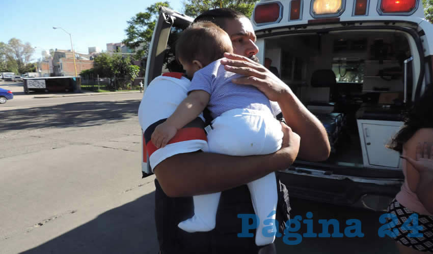 Un socorrista carga a la pequeña Valentina, quien fue enviada a la Clínica 2 del IMSS al igual que su abuela Teresa Reyes Leos
