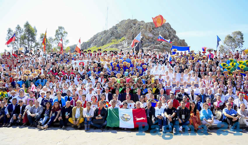 Acompañado del Presidente del Consejo Internacional de Organizaciones de Festivales de Folklor y de las Artes Tradicionales, Phillippe Beaussant, y del Presidente de CIOFF México, Alejandro Camacho, el Mandatario Estatal saludó a los participantes de la Folkloriada y los felicitó por el desempeño de sus actividades que tanta alegría ha traído a esta tierra