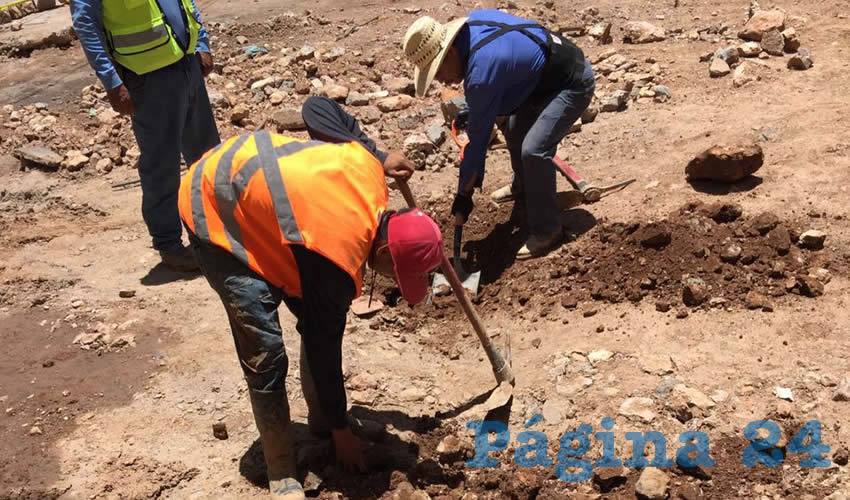 Según los datos que tienen de esa obra, ésta debe concluir en el 8 de agosto, sin embargo los trabajos apenas alcanzan un avance mayor a 30 por ciento”