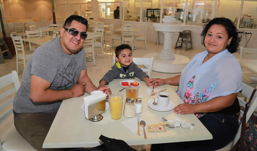En el restaurante Del Centro compartieron el pan y la sal Alberto Mart&iacute;nez Rivas, su hijo Diego Benjam&iacute;n Mart&iacute;nez L&oacute;pez y Patricia L&oacute;pez S&aacute;nchez, de la ciudad de Monterrey