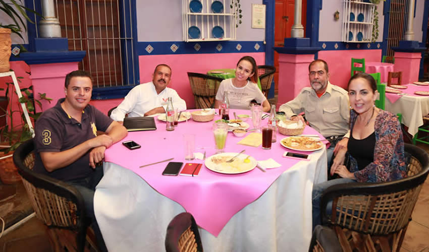 En La Saturnina compartieron el pan y la sal Jaime Dur&aacute;n, Baudelio P&eacute;rez D&iacute;az de Le&oacute;n, Dayra Rodr&iacute;guez Mart&iacute;n, Jorge Mart&iacute;n J&aacute;uregui y Paula Mart&iacute;n de Anda