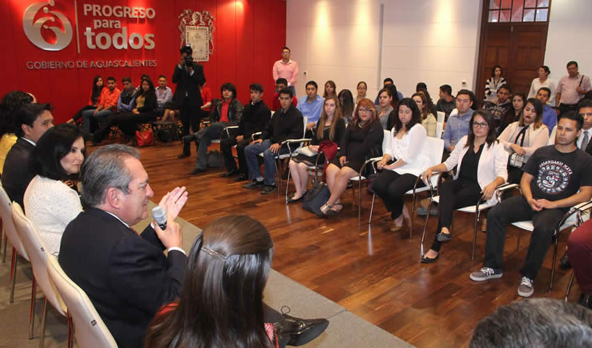 Más de mil jóvenes aguascalentenses han sido beneficiados con becas de movilidad con base en su buen desempeño