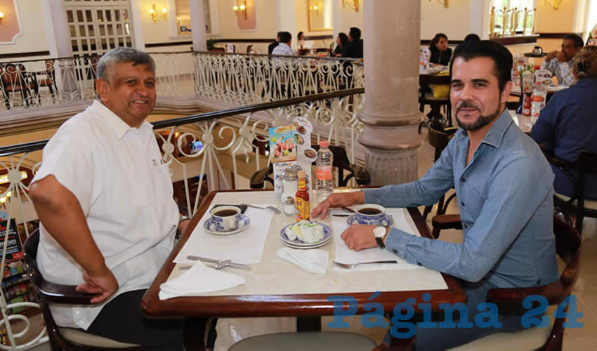 Gilberto Carlos Ornelas y Luis David Ju&aacute;rez Garc&iacute;a desayunaron en Sanborns Francia