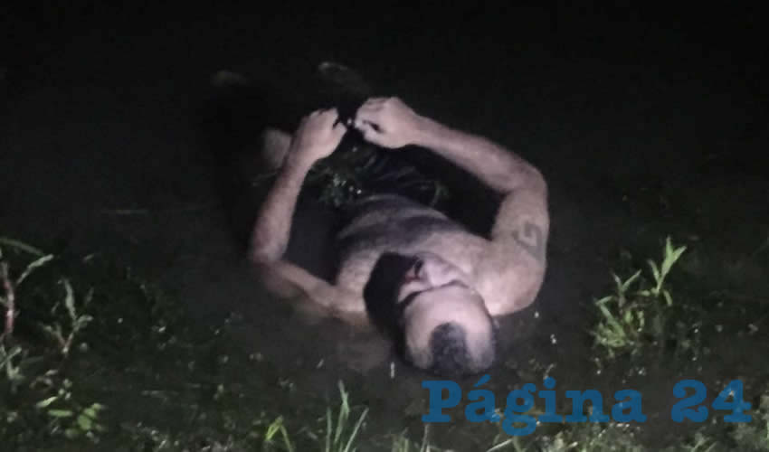 Los bomberos rescataron el cadáver y lo llevaron a la orilla