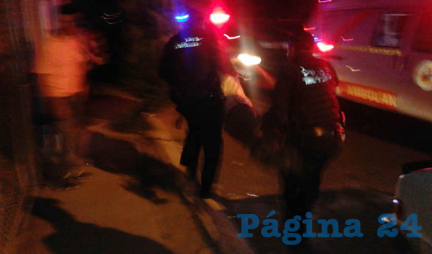 Uniformados se llevan cargando a Roberto &Aacute;ngel M&eacute;ndez, quien se negaba a ser atendido