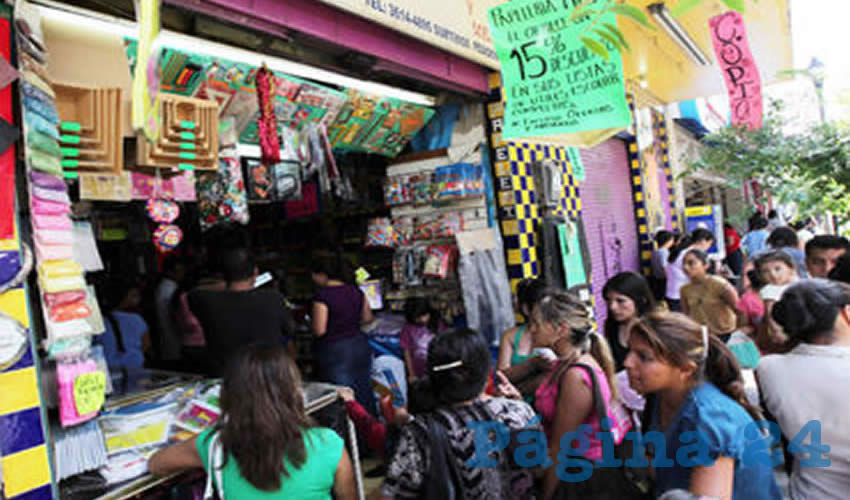 Las papelerías de la zona Centro de Guadalajara lucen abarrotadas, ante la inminencia del regreso a clases/Fotos: Cortesía