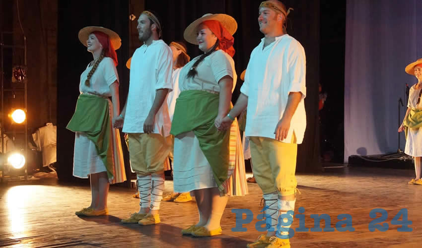Les Éclusiers de Canadá presentaron el número llamado Angelus, con este baile representaron los orígenes indígenas de la región, en los que se pueden apreciar similitudes con las tribus americanas (Foto: Merari Martínez)