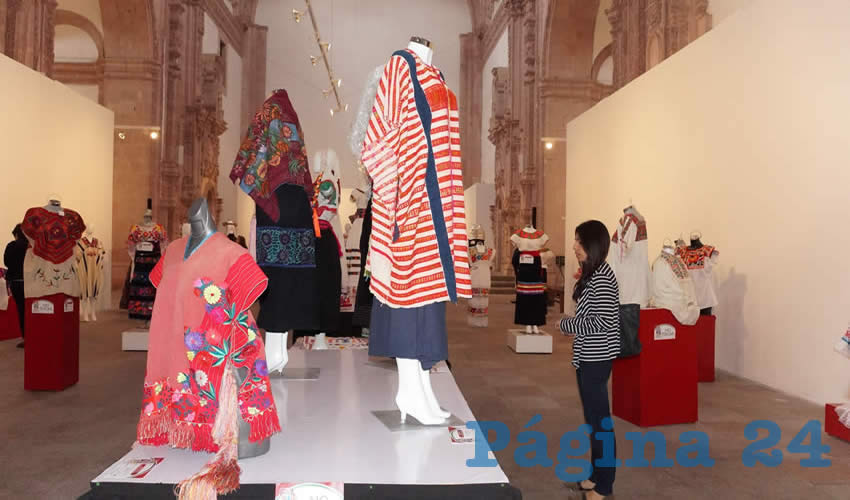 El bordado de las prendas es una técnica que se realiza a mano, en las cuales se pueden apreciar figuras como flores, animales y personas, es también una de las artesanías más representativas de México.