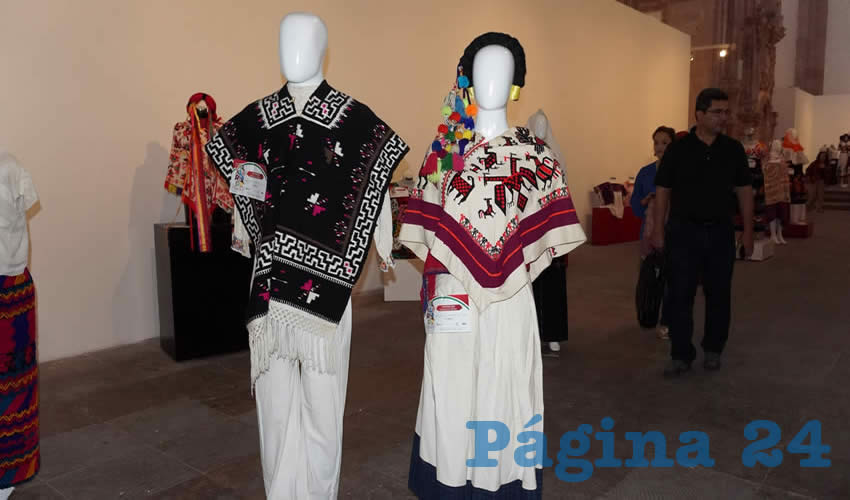 La exposición denominada Bordados de México, está compuesta de una colección de 60 trajes de hombres y mujeres indígenas de estados como San Luis Potosí, Chiapas, Nayarit, Yucatán y Oaxaca (Foto: Merari Martínez)