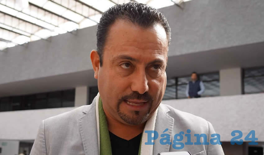 Ivanhoe Escobar Vázquez del Mercado, se lava las manos (Foto: Merari Martínez Castro)