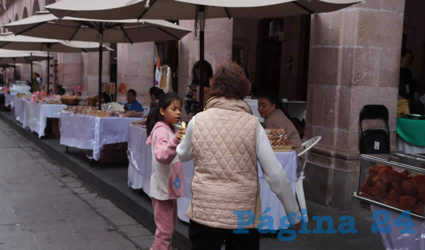 Martha Estela Hernández: “No hacemos mucho dulce porque esta temporada no es muy rentable, pero hacemos poquito de trompada y el cacahuate garapiñado” (Foto: Merari Martínez Castro)