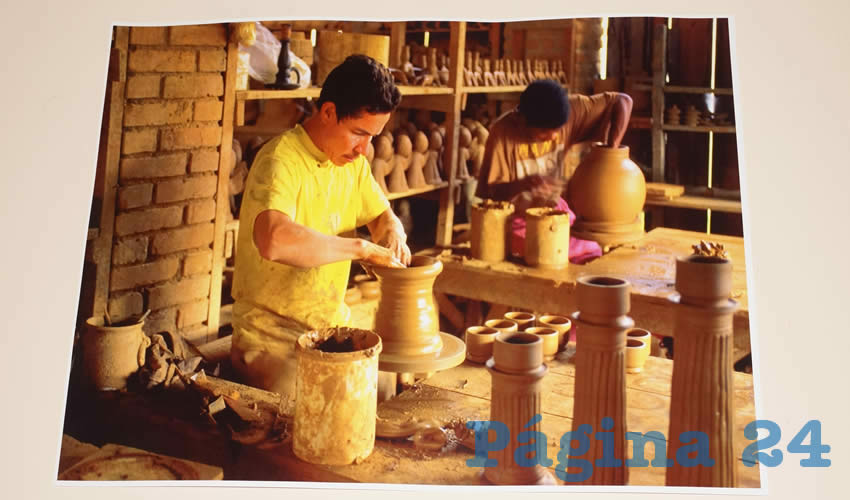 La colección de imágenes que muestran distintos oficios de países que participan en esta Folkloriada 2016, muestra la gran variedad de oficios de los que dependen las personas extranjeras, pero que están en peligro de perderse (Merari: Martínez Castro)