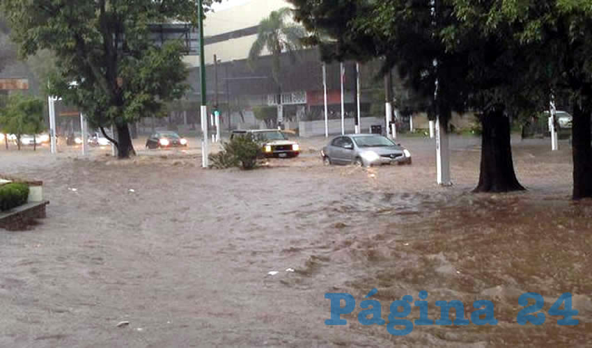 De acuerdo con colonos del lugar, “lo que se necesita es que se construya un colector para que toda el agua que viene de la parte alta se pueda ir por el drenaje y no corra por arriba porque cada que hay inundaciones es lo mismo”, autos varados y riesgo para las personas/Fotos: Cortesía
