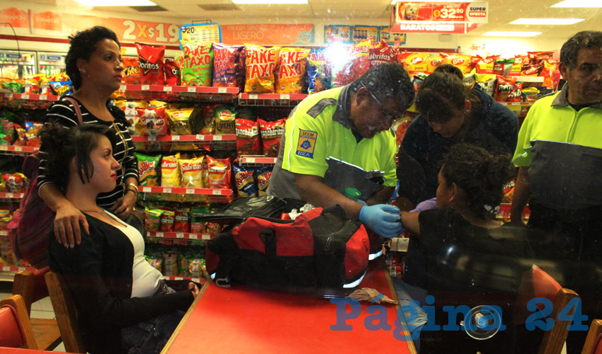 Un socorrista revisa a Vanesa Estefan&iacute;a, quien sufri&oacute; una amarga experiencia en la tienda Oxxo de las calles Jos&eacute; Reyes Mart&iacute;nez y General Barrag&aacute;n, colonia Gremial