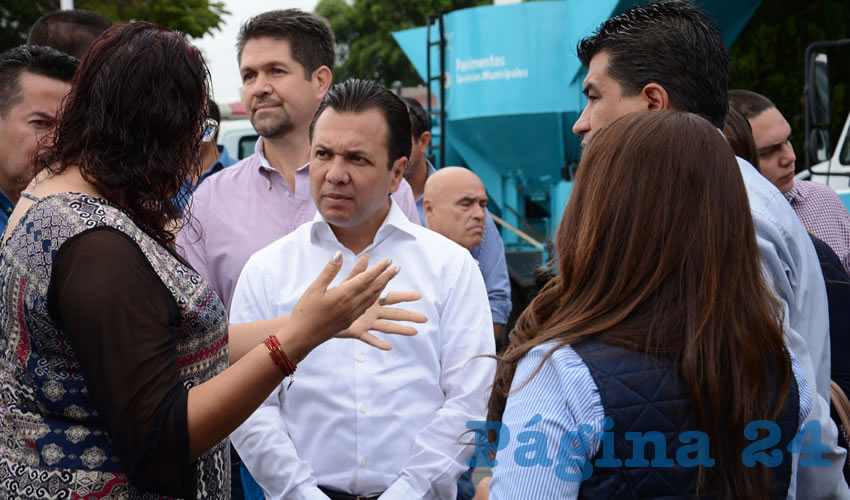 El alcalde de la ex Villa Maicera no esperaba el reclamo de los vecinos, quienes tronaron contra los constructores que abren la calle para meter drenaje y líneas de luz pero no arreglan las vialidades, situación que el municipio solapa en perjuicio del pueblo/Foto: Cortesía 