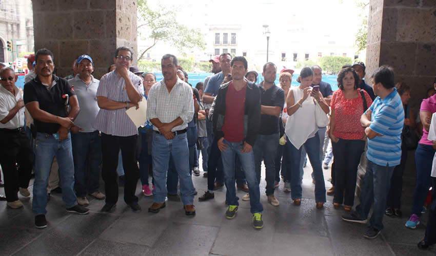 Los trabajadores sindicalizados pusieron sobre la mesa 25 puntos en donde se exigen mejores condiciones labores, materiales de trabajo, trato digno por parte de sus superiores, entre otros, aspectos que el ayuntamiento tapatío se comprometió a revisar/Fotos: Francisco Tapia