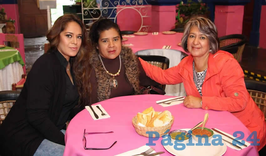 En La Saturnina compartieron el primer alimento de la ma&ntilde;ana Cecilia, Araceli y Patricia Lechuga Serrano