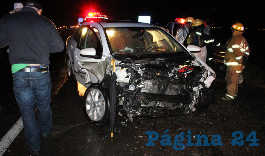 El vehículo Nissan Sentra blanco quedó deshecho en su parte frontal