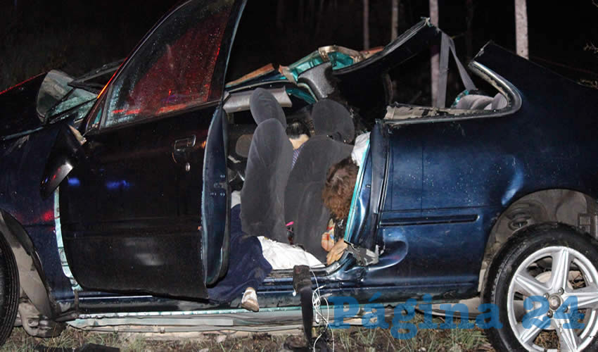 En automóvil Seat Ibiza quedó totalmente destrozado, con tres de los cuatro tripulantes muertos
