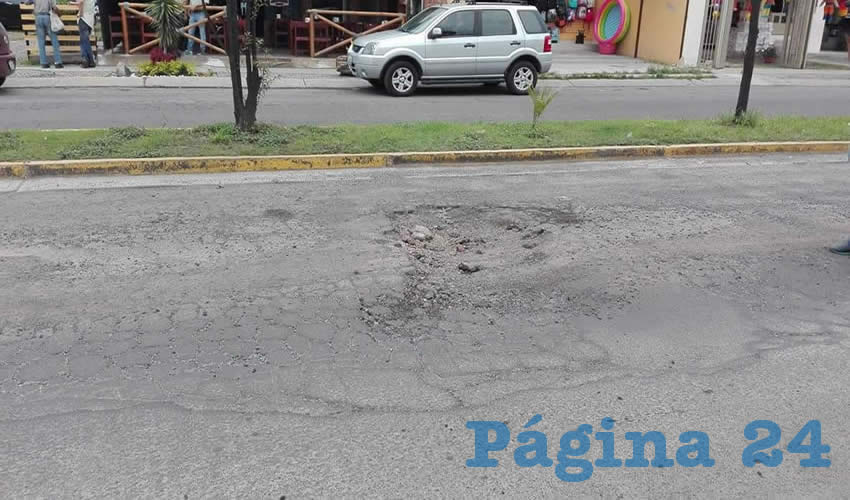 Tanto en esta colonia como en otras aledañas se vive la destrucción de calles por el paso de camiones de carga transportando materiales, sin que al ayuntamiento le importe el estado de la vialidad, y mucho menos la saturación que causarán las nuevas casas o departamentos/Foto: Rafael Hernández Guízar