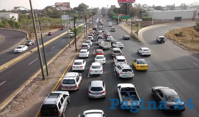 En pedazos. Así van ‘mejorando’ las autoridades el pésimo estado en que se encuentran grandes tramos del anillo que cruza la ciudad. En la imagen, la reciente reparación de Periférico a la altura de López Mateos, que de cualquier forma permanece como cuello de botella/Foto: Archivo Página 24