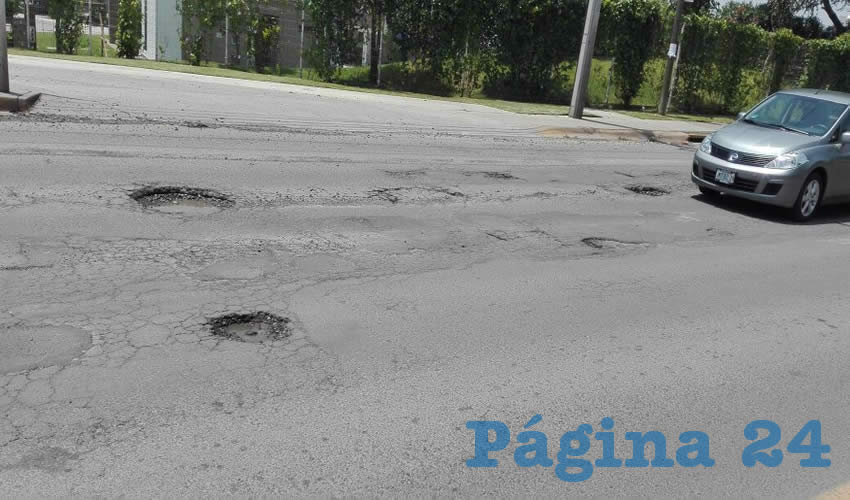 Lo paradójico de este tramo de Camino Real a Colima es que se pueden ver muestras de que hace algunos días se realizaron acciones de bacheo y ahora, entre los que fueron tapados, han surgido nuevos agujeros, sin que esto importe mucho a las autoridades/Fotos: Francisco Andalón López