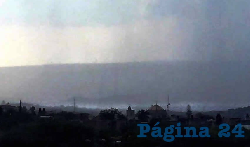 La mañana de ayer de pronto pareció convertirse en noche, ante lo cerrado de la tormenta que se abatió en la comunidad