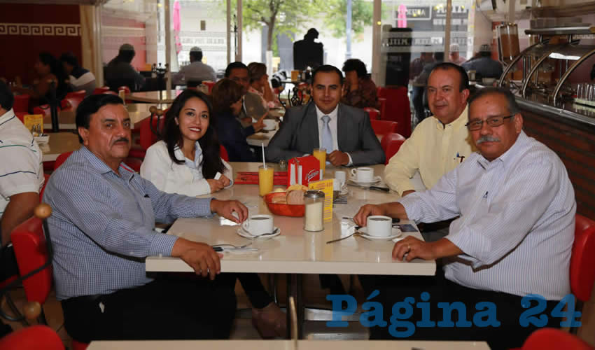 Rogelio Noriega Aguilar, Claudia D&iacute;az de Le&oacute;n, Edson Trist&aacute;n Esquivel, presidente de la fundaci&oacute;n Unidad de Vinculaci&oacute;n y Transferencia de Conocimiento (UVTC); Salvador Esqueda, presidente del Centro de Innovaci&oacute;n Empresarial de Aguascalientes (Ceinnova); y Luis Miguel Renter&iacute;a almorzaron en el restaurante Mitla
