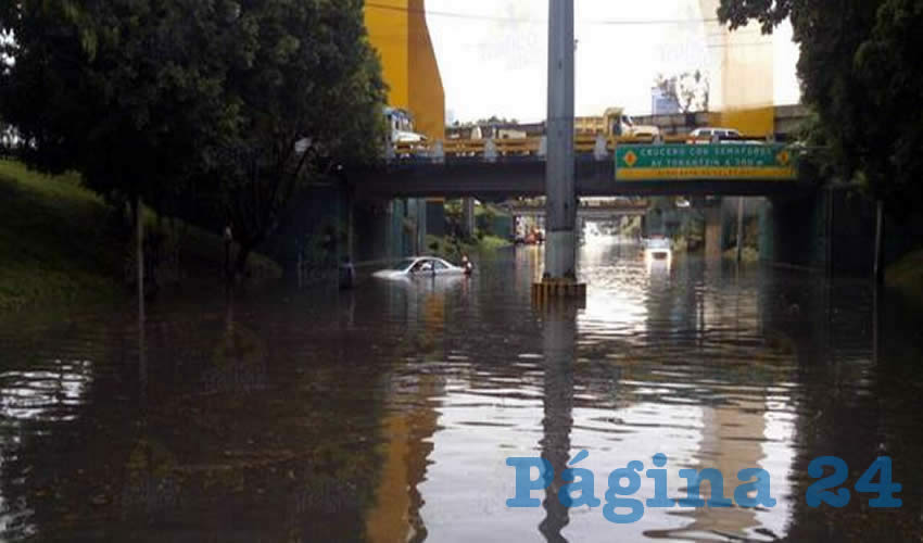 Una vez más quedaron bajo el agua los mismos puntos de Guadalajara que tradicionalmente se inundan: Lázaro Cárdenas a la altura de los Arcos del Milenio es uno de ellos, sin que las autoridades tapatías –como presumió el alcalde Enrique Alfaro– actúen para acabar con el problema/Foto: Cortesía 