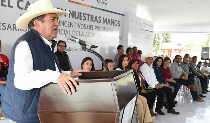 El secretario de Agricultura y el jefe del Ejecutivo encabezaron el evento de entrega de incentivos del Componente Desarrollo Comercial de la Agricultura Familiar