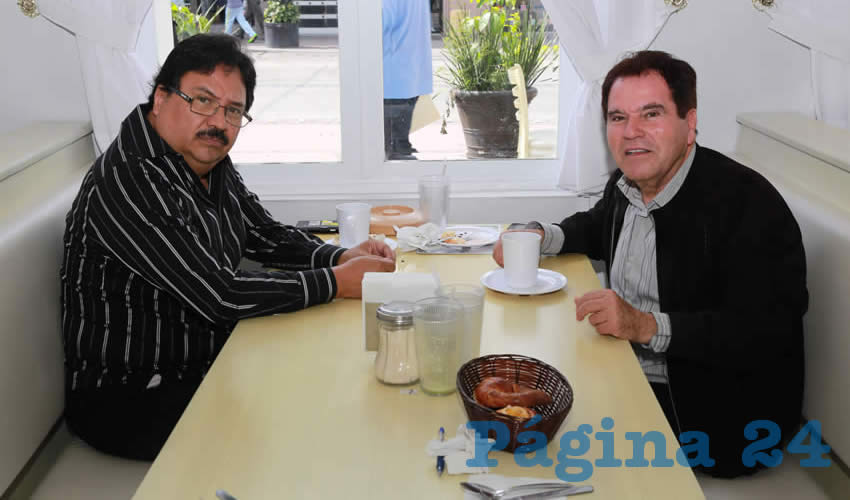 En el restaurante Del Centro compartieron el pan y la sal Fernando Alf&eacute;rez Barbosa, consejero estatal del partido Movimiento de Regeneraci&oacute;n Nacional (Morena), y Roberto Padilla M&aacute;rquez