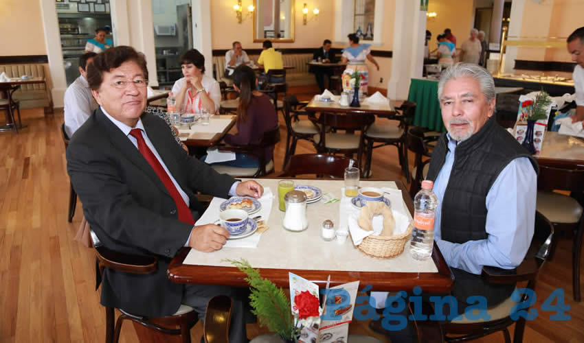 En Sanborns Francia almorzaron V&iacute;ctor Manuel Quintana Serrano, presidente del Colegio de Valuadores de Aguascalientes, y Pedro Becerra V&aacute;zquez, presidente de la Sociedad de Arquitectos Valuadores del Estado de Aguascalientes