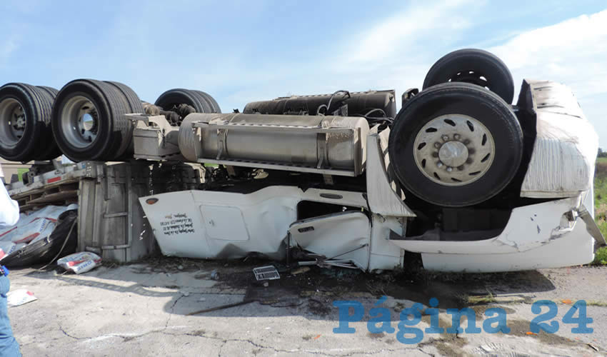 El tractocami&oacute;n y la caja se volcaron sobre su toldo, resultando ileso el conductor