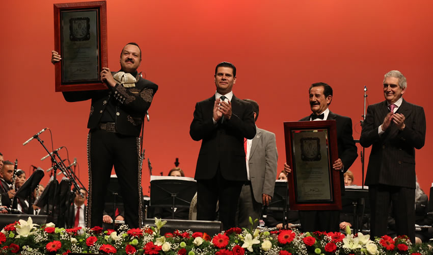 Ciudad de México.- Engalana Pepe Aguilar la presentación de anoche