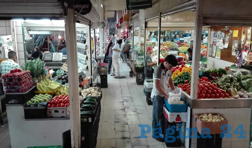Productos como el jitomate y la manzana han mostrado incrementos sustanciales que se reflejan en los compradores/Fotos: Francisco Andalón López 