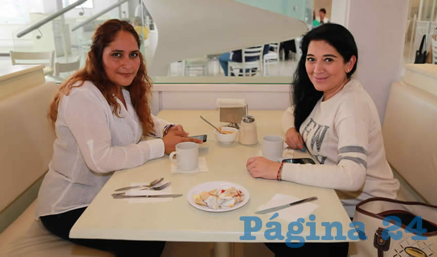 Desayunaron en el restaurante Del Centro Cecilia Orozco y Rosalinda Escalante P&eacute;rez