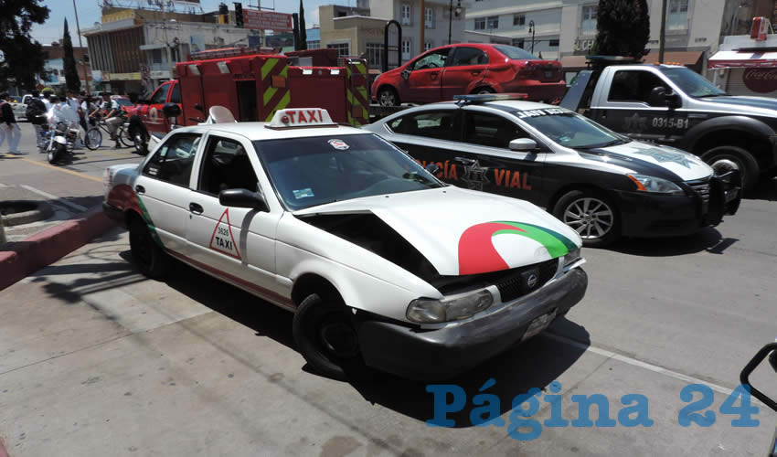 El taxi Nissan Tsuru, con da&ntilde;os en su parte delantera
