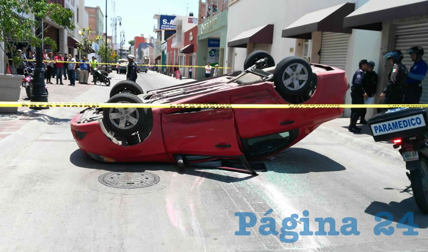 El carro Chevrolet Aveo qued&oacute; volcado sobre su toldo
