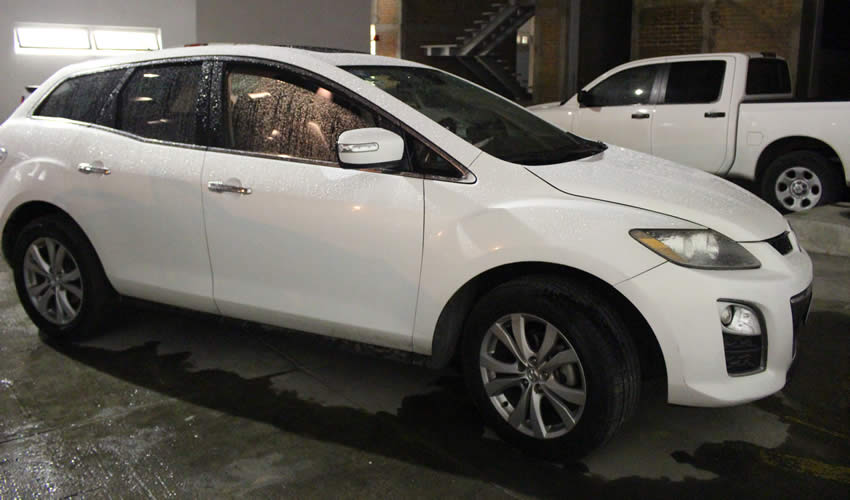 Los cacos fueron descubiertos a bordo de este vehículo Mazda CX7 blanco, con placas de circulación del estado de Guanajuato