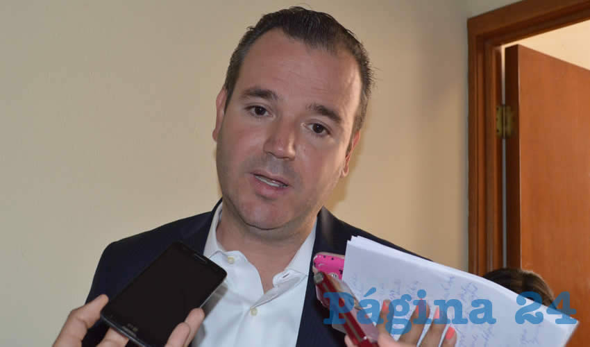 “Yo formé parte de la Legislatura LIX, en aquel momento presentamos un punto de acuerdo para que el auditor fuera retirado de su cargo. En la pasada legislatura, en la LX, el grupo parlamentario presentó otro punto de acuerdo y que no fue apoyado, hay que decirlo de manera clara, por las demás fuerzas políticas. El PAN ha tenido consistencia”, sentenció el legislador Miguel Monraz sobre la exigencia de que Alonso Godoy deje el cargo de auditor/Foto: Archivo Página 24 y Cortesía