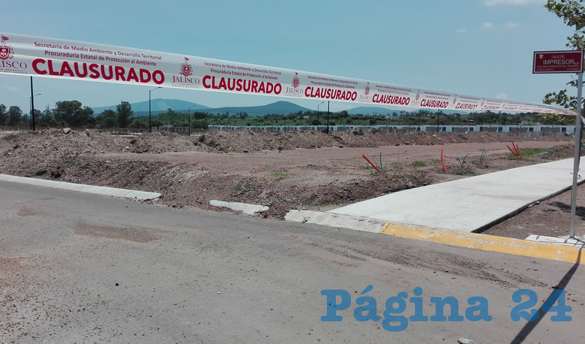 En el lugar se pueden observar los sellos de clausura que instaló la Proepa en los terrenos en donde se construían otras viviendas, en donde no había nadie trabajando y las casas se mantienen apenas en obra 