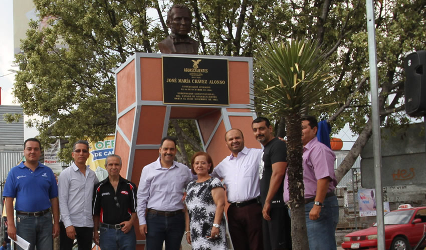 El presidente municipal devel&oacute; un monumento en honor al exgobernador de Aguascalientes